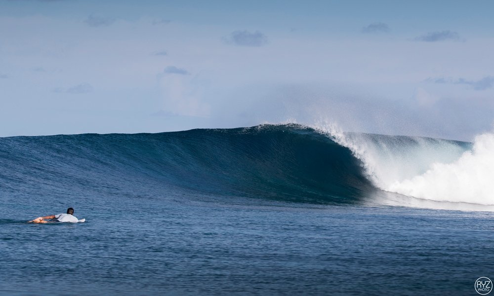 empty perfect wave in the maldes