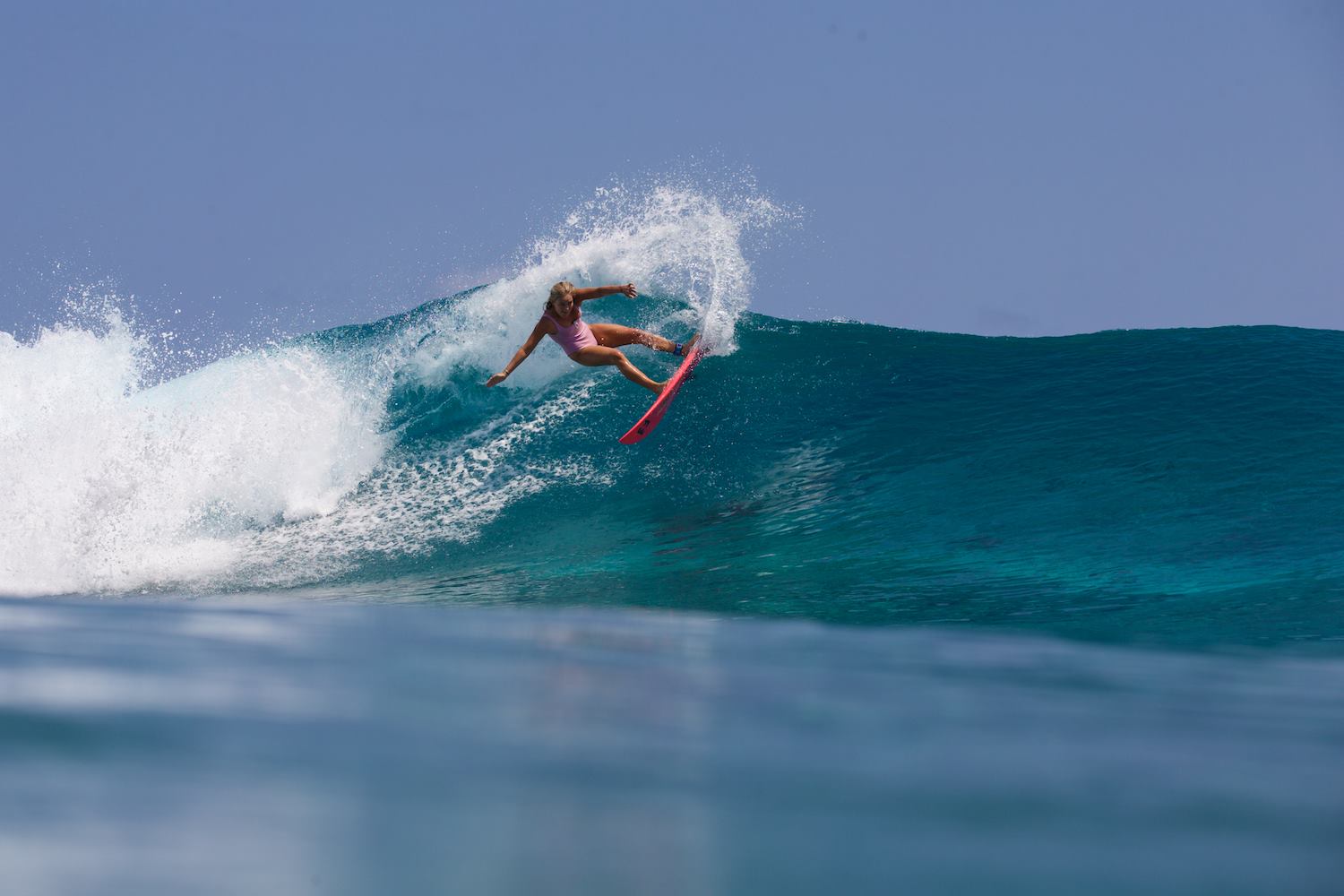 Surf perfect, glassy and crystal clear waves